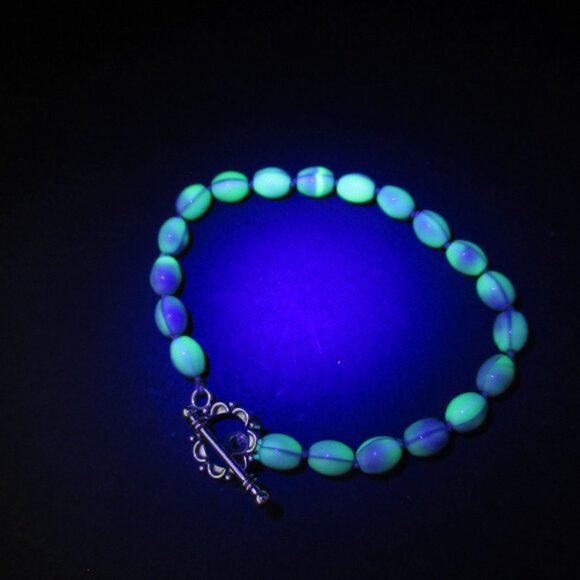Vintage Uranium Glass bead bracelet - Picture 11 of 12